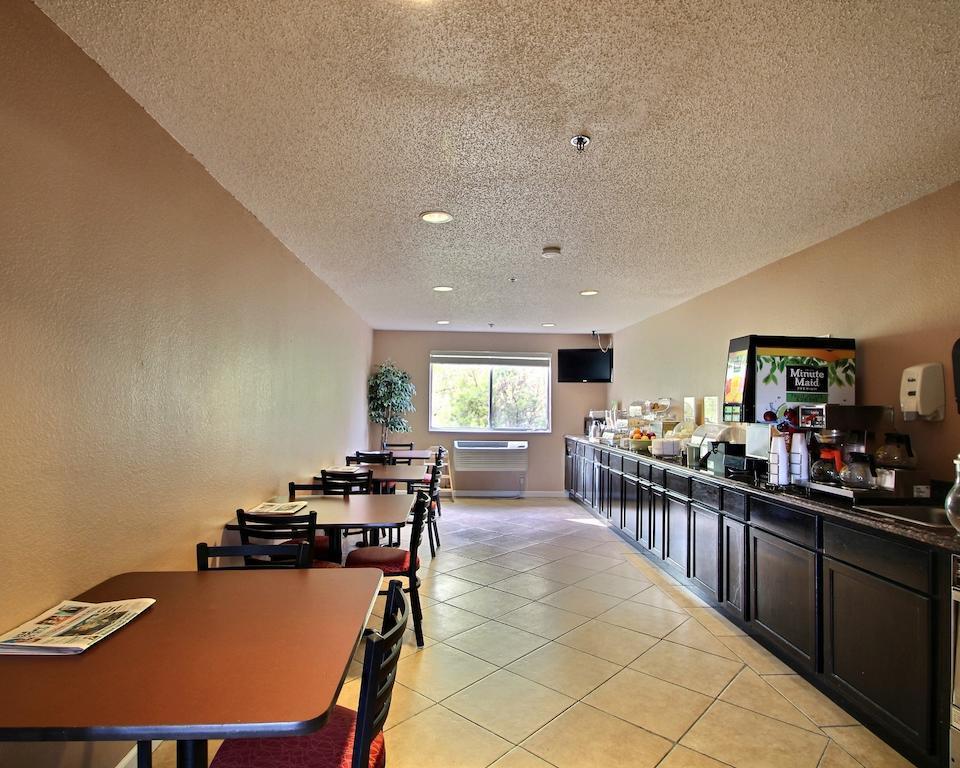 Quality Inn & Suites West Bend Exterior foto