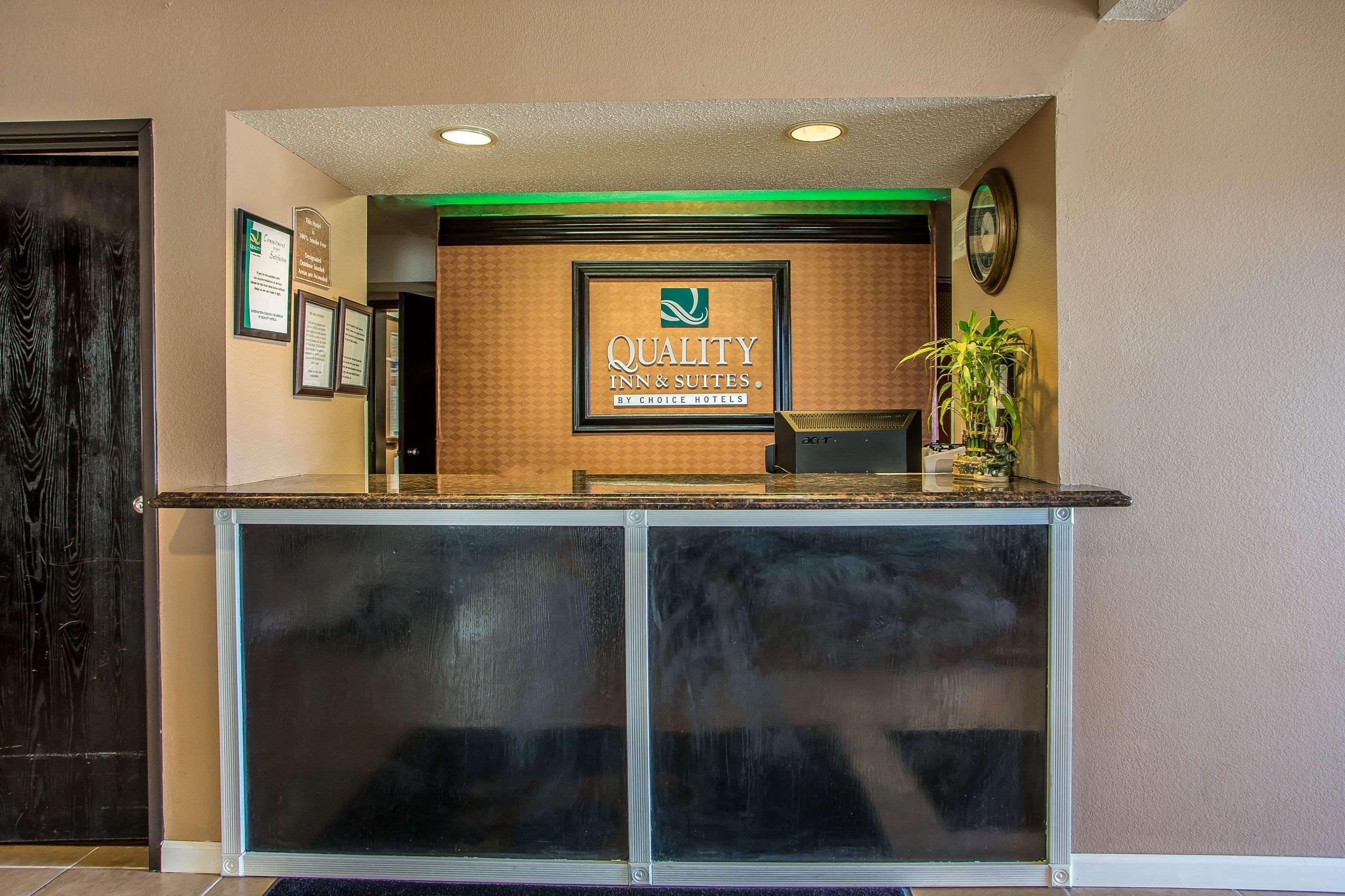 Quality Inn & Suites West Bend Exterior foto